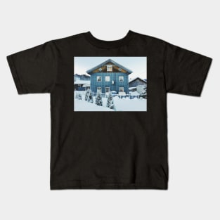 White Christmas - Typical Norwegian Farmhouse With Illuminated Xmas Decoration in Window Kids T-Shirt